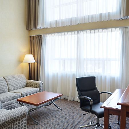 Holiday Inn Hotel & Suites London By Ihg Exterior photo