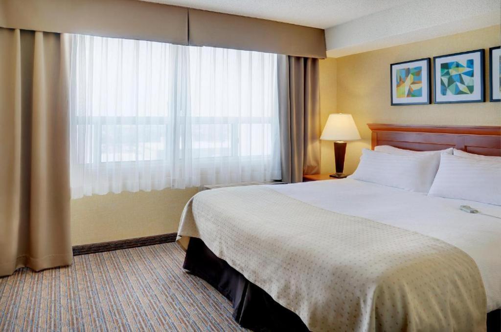 Holiday Inn Hotel & Suites London By Ihg Exterior photo