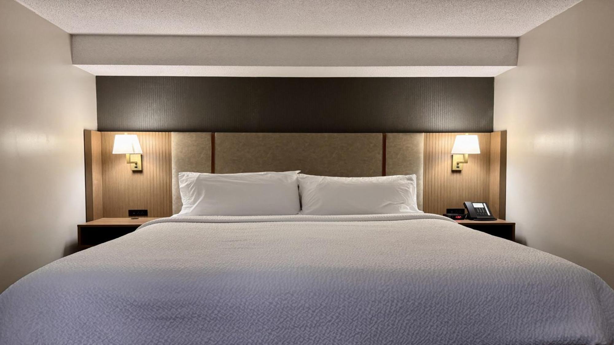 Holiday Inn Hotel & Suites London By Ihg Exterior photo