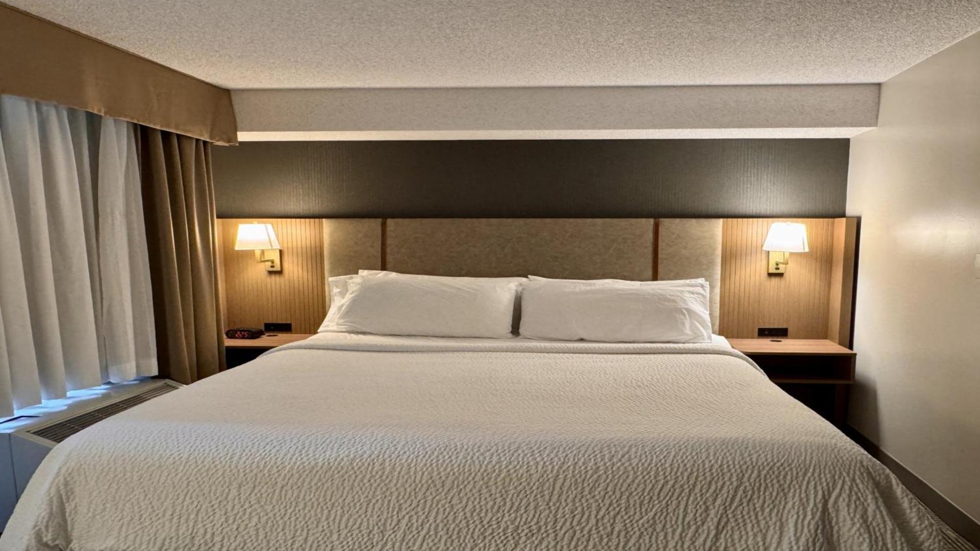 Holiday Inn Hotel & Suites London By Ihg Exterior photo