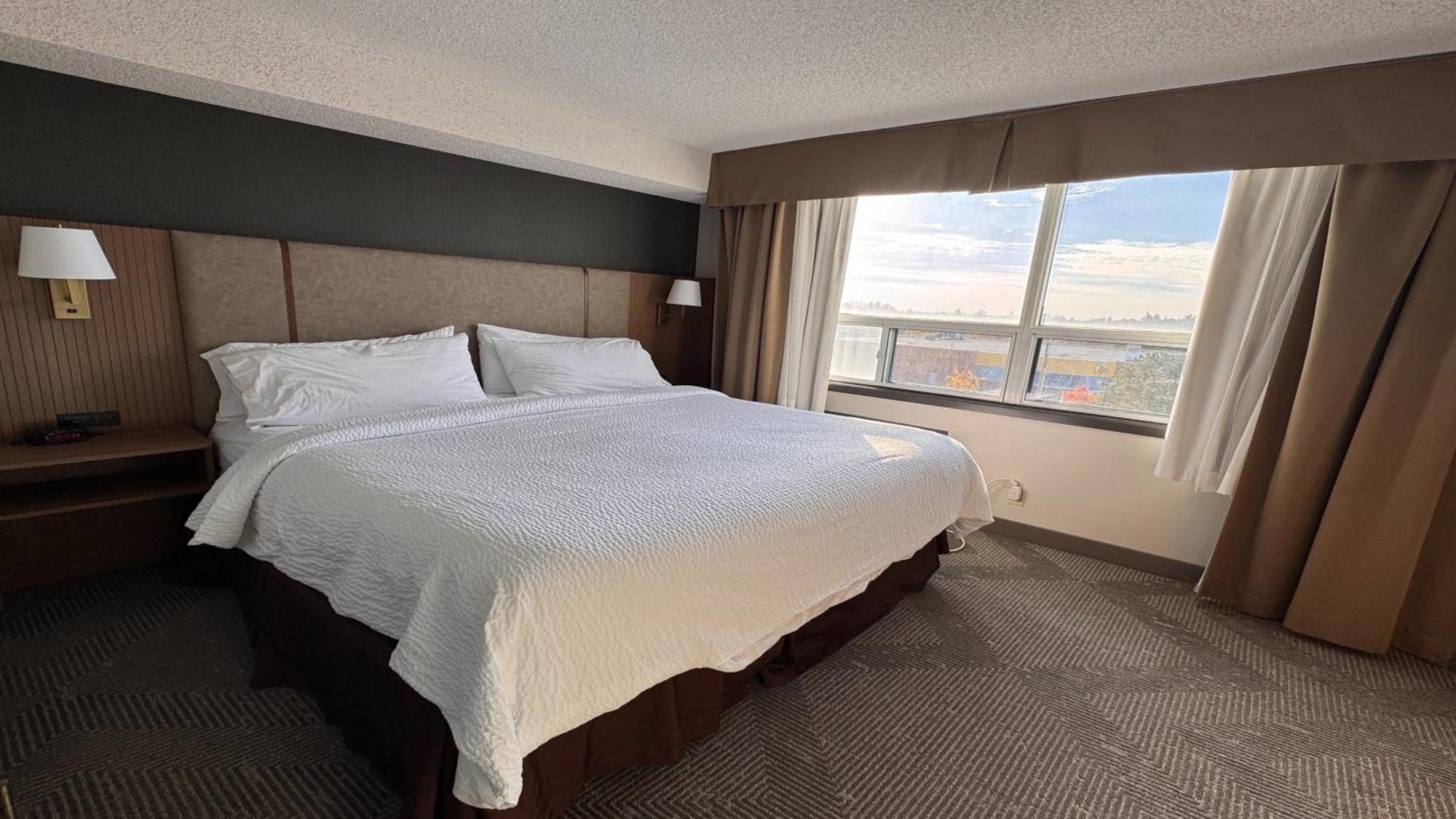 Holiday Inn Hotel & Suites London By Ihg Exterior photo