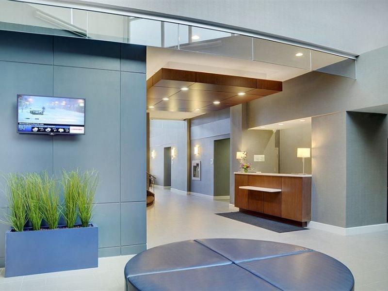 Holiday Inn Hotel & Suites London By Ihg Exterior photo